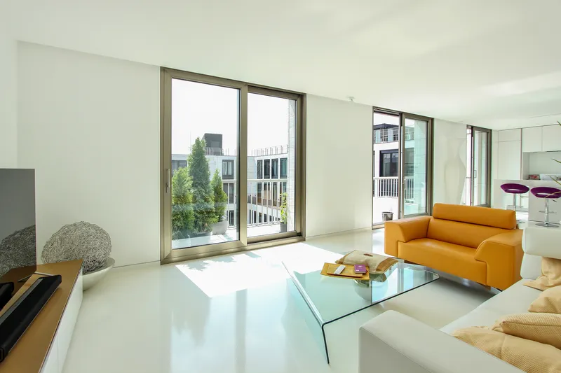 Upper Eastside Berlin: Minimalistische Residenz in Weiß an der Friedrichstraße — photo 1